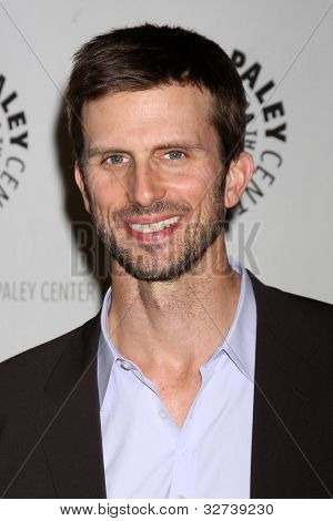 LOS ANGELES - 14 apr: Frederick Weller มาถึงที่งานฉลองฤดูกาลสุดท้ายของสหรัฐอเมริกา Networ