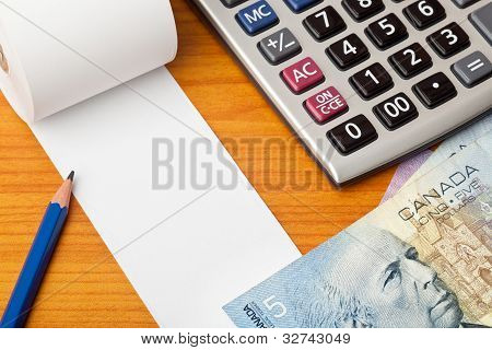 캐나다 달러와 계산기로 빈 목록