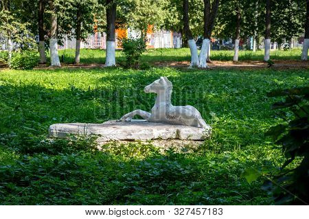 Naro-fominsk, Russia - Aug. 2017: Central Park - Vorovsky Park In Naro-fominsk, Sculptures In The Pa