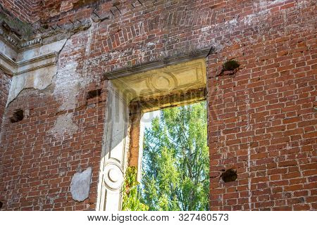 Petrovskoe-alabino Estate - The Ruins Of An Abandoned Farmstead At The End Of The 18th Century, Mosc
