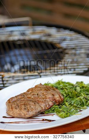 beef steak with spinach and arugula salad