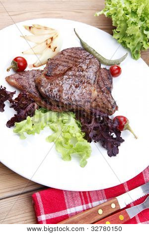 肉料理: ステーキのローストねぎと赤に緑レタス サラダ唐辛子、骨なし