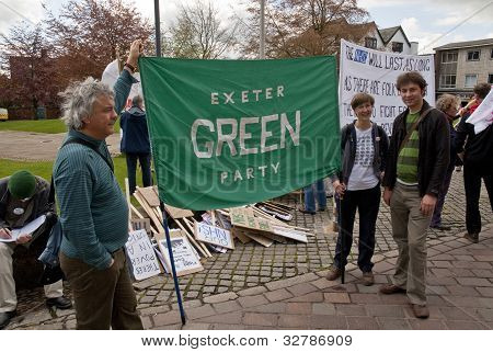 Membros do Partido Verde de Exeter se reúnem no pátio Catedral de Exeter como parte do dia de maio rali contra