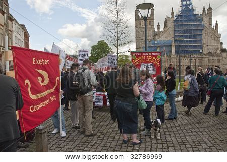 Membros do partido comunista de Exeter se reúnem no quintal de Catedral de Exeter