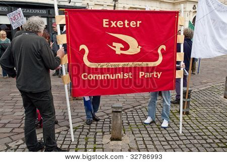 Membros do partido comunista de Exeter se reúnem no quintal de Catedral de Exeter