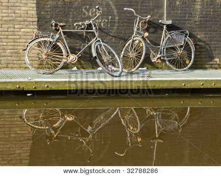 Due biciclette arrugginite