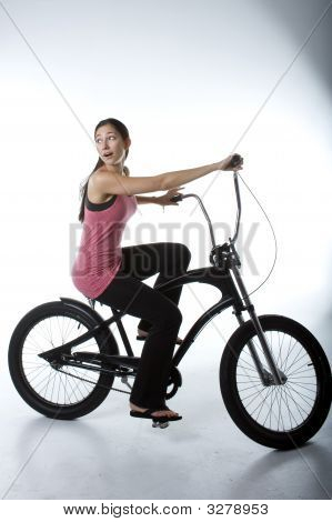 自転車に乗って女性の広角