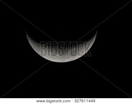 Lua Minguante No Céu Noturno - Waning Moon In The Night Sky