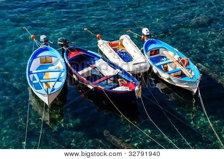 Tři lodě ukotvené poblíž Riomaggiore v Cinque Terre, Itálie
