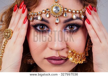 Indian Beautiful Fashion Brunette Woman In Green Traditional Wedding Rich Sari With Gold Jewelry Set