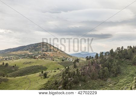 pista de caminhada no Parque da Serra de Horsetooth, casas residenciais e montanhas rochosas, Fort Collins, Colo
