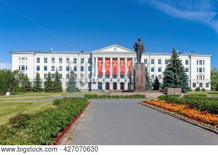 Pskov, Russia - July 18, 2020: Monument To V.i. Lenin (ulyanov) Against The Background Of The State 