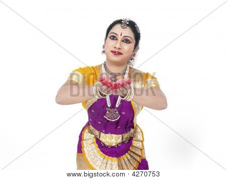 여성 Bharathanatyam 댄서