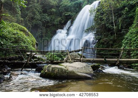 Et smukt vandfald i det nordlige Thailand