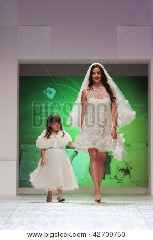 Záhřeb, Chorvatsko - 16. února: Fashion model nosí svatební šaty vyrobené od Vesna Sposa na 