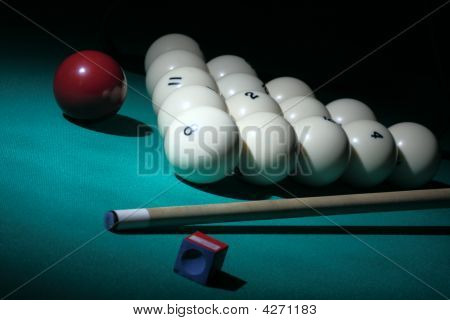 Basen sprzęt. Numer 8 Ball na pierwszym planie