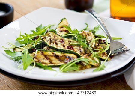 Grillad zucchini sallad