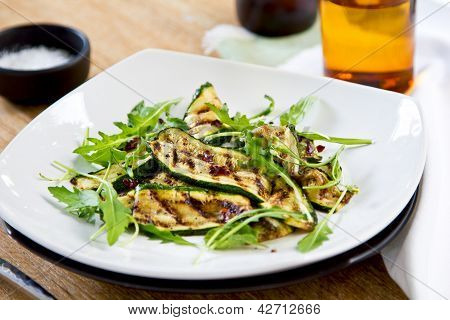 Grillattua kesäkurpitsaa, salaattia