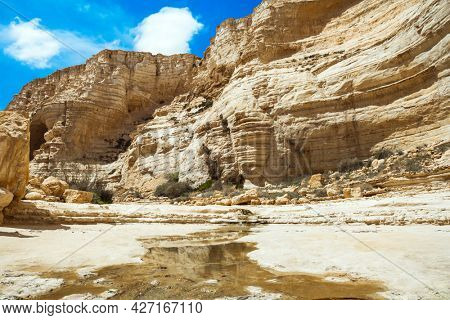  Israel. The magnificent gorge Ein Avdat is the most beautiful in the Negev desert. Start route. The concept of photo tourism. Within the walls there are many caves and rocks