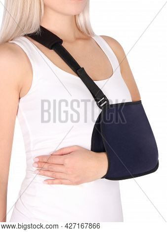 Shoulder Joint Brace. Bandage On The Shoulder Joint (scarf) With Additional Fixation. Deso's Handwra
