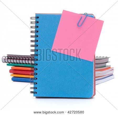 Blå notebook med varsel papirer isoleret på hvid baggrund udskæring
