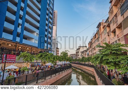 Bangkok-thailand: 11 Nov 2020:unacquainted People Come To Visit  Khlong Ong Ang Canal Walking Street