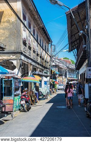 Chanthaburi,thailand-28 Nov 2020:unacquainted Tourist Walking On The Old Town Chanthaboon Waterfront