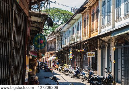 Chanthaburi,thailand-28 Nov 2020:unacquainted Tourist Walking On The Old Town Chanthaboon Waterfront
