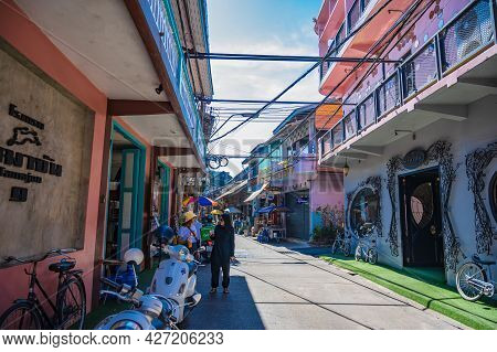 Chanthaburi,thailand-28 Nov 2020:unacquainted Tourist Walking On The Old Town Chanthaboon Waterfront