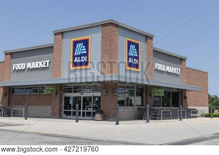 Plainfield - Circa July 2021: Aldi Discount Supermarket. Aldi Sells A Range Of Grocery Items, Includ