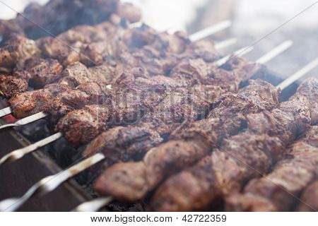 Carne de frango picante assado colocar no espeto ao ar livre