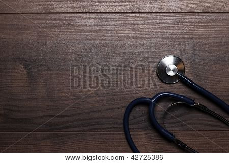 갈색 나무 테이블에 statoscope