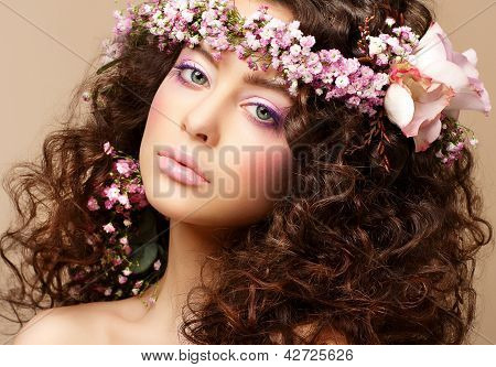 Maiden. Smuk pæn kvinde med lyserød romantisk krans. Classy Brunette