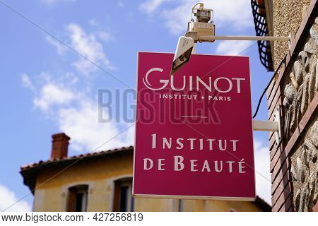 Toulouse , Occitanie France  - 06 25 2021 : Guinot Sign Text And Brand Logo Of Beauty Institute On S