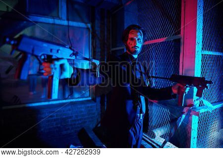 Underworld, action movie. A wounded special agent armed with machine guns attacks the criminals.  