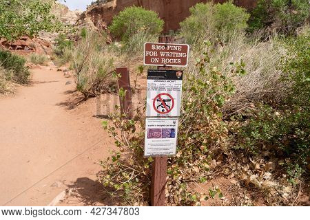 Utah, Usa - May 14, 2021: Stern Warning Sign Regarding Drones And Graffiti At The Hickman Bridge Tra