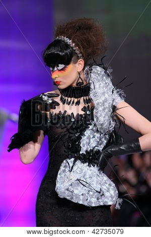NEW YORK - 15. februar: Model gå landingsbanen på Catalin Botezatu modeshow