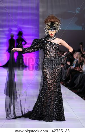 NEW YORK - 15. februar: Model gå landingsbanen på Catalin Botezatu modeshow