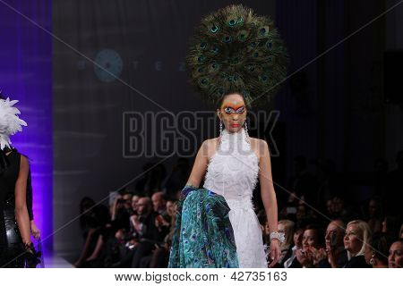 NEW YORK - 15. februar: Model gå landingsbanen på Catalin Botezatu modeshow