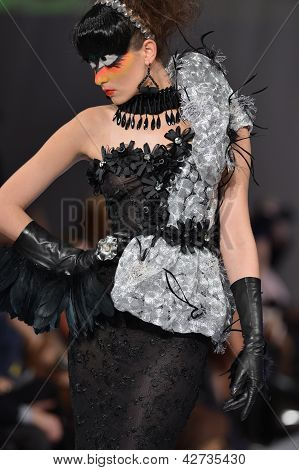 NEW YORK - 15. februar: Model gå landingsbanen på Catalin Botezatu modeshow