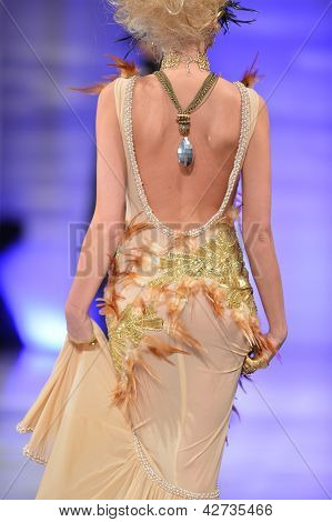 NEW YORK - 15. februar: Model gå landingsbanen på Catalin Botezatu modeshow