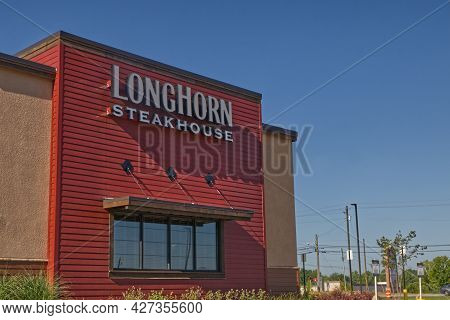 Columbia County, Ga Usa - 05 15 21: Close Up Side View Building Sign Longhorn Steakhouse Restaurant 