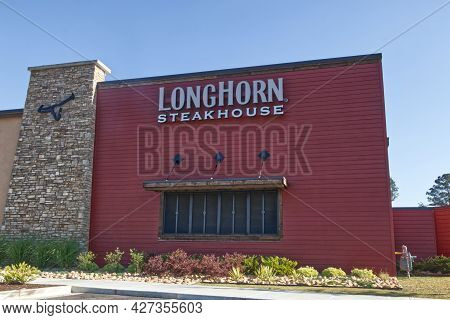 Columbia County, Ga Usa - 05 15 21: Close Up View Building Sign Longhorn Steakhouse Restaurant With 