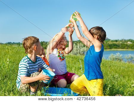 Amici entusiasti versando acqua su ogni altro