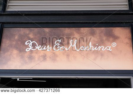 Toulouse , Occitanie France  - 06 25 2021 : Deus Ex Machina Logo Text And Brand Sign Fashion Boutiqu