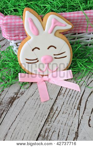 Easter bunny cookie wyblakły drewniane tła.