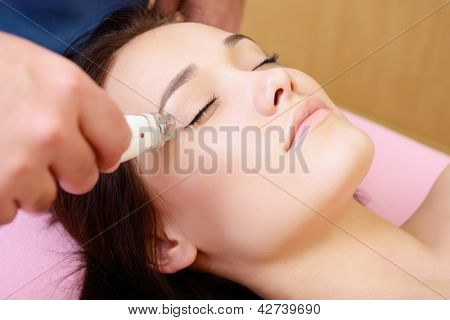 kauniit kasvot nuori nainen ja nuortua hoito, nainen makaa sohvalla beauty spa saamaan