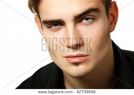 Ritratto di uomo giovane bello, ragazzo sexy guardando fotocamera su sfondo bianco