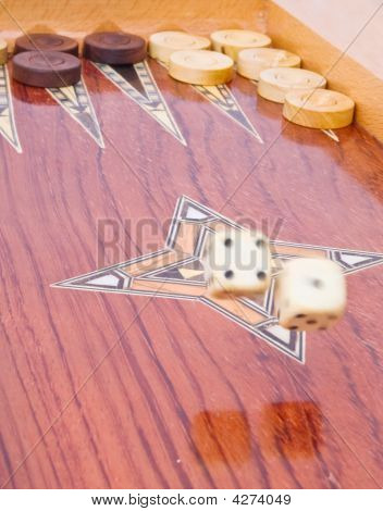 Dices de marfim grandes caindo na placa de madeira Handmade Backgammon isolaram branco