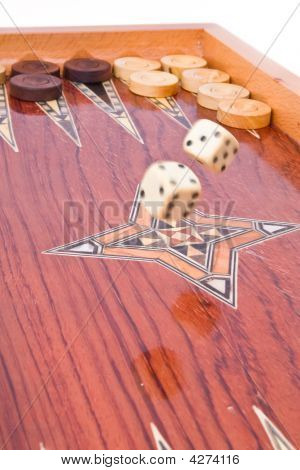 Dices de marfim grandes caindo na placa de madeira Handmade Backgammon isolaram branco